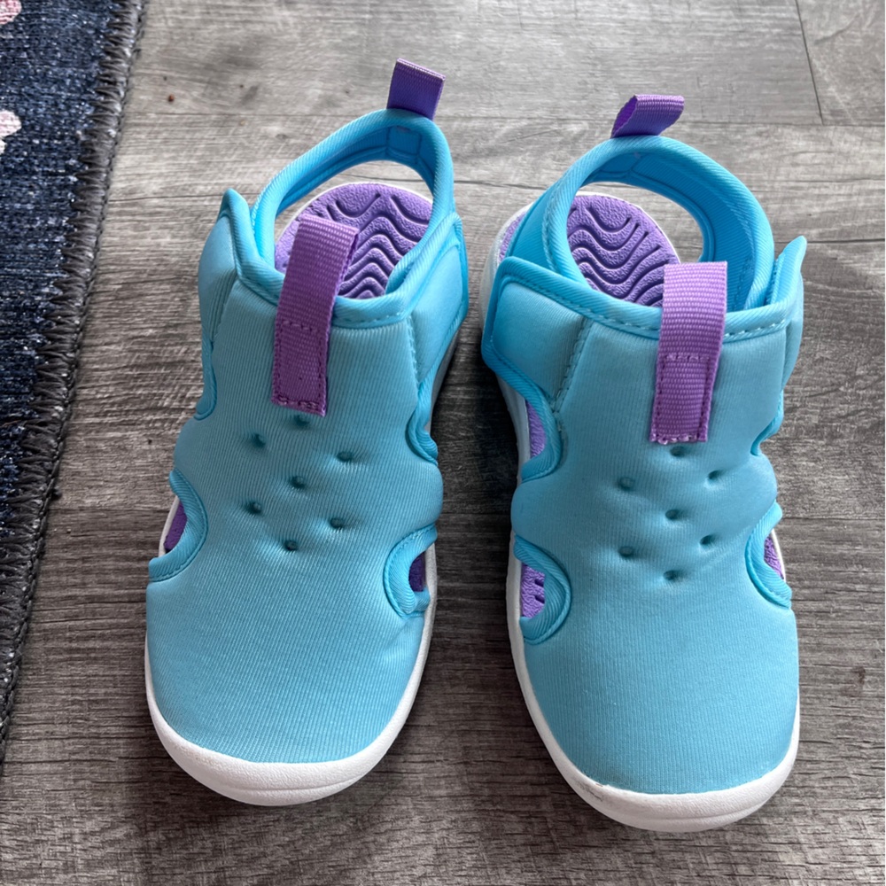 NWOT Girls size 10 water shoes
